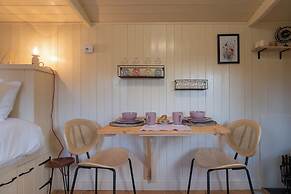 Shepherdshut-hot Tub-cotswolds-petfriendly