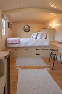 Shepherdshut-hot Tub-cotswolds-petfriendly
