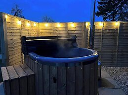 Shepherdshut-hot Tub-cotswolds-petfriendly