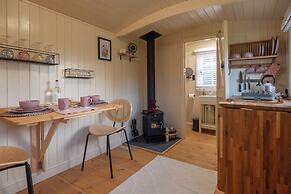Shepherdshut-hot Tub-cotswolds-petfriendly