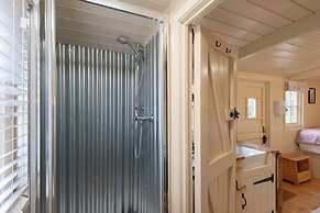 Shepherdshut-hot Tub-cotswolds-petfriendly