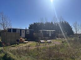 Shepherdshut-hot Tub-cotswolds-petfriendly