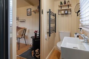 Shepherdshut-hot Tub-cotswolds-petfriendly
