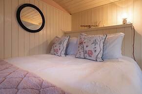 Shepherdshut-hot Tub-cotswolds-petfriendly