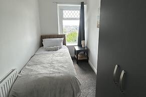 4 Bedroom House, Sleeps 7 - Central & Pet Friendly