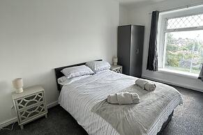 4 Bedroom House, Sleeps 7 - Central & Pet Friendly
