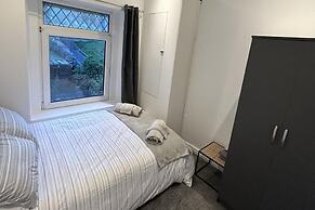 4 Bedroom House, Sleeps 7 - Central & Pet Friendly