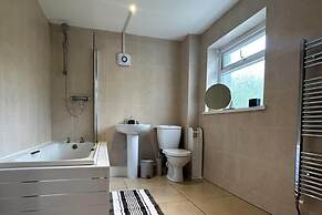 4 Bedroom House, Sleeps 7 - Central & Pet Friendly