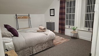 3 Bed Flat - Sleeps 6 - Parking - Wifi