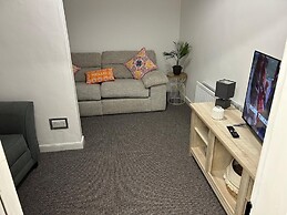 3 Bed Flat - Sleeps 6 - Parking - Wifi