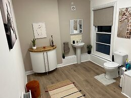3 Bed Flat - Sleeps 6 - Parking - Wifi
