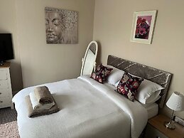 3 Bed Flat - Sleeps 6 - Parking - Wifi