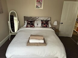 3 Bed Flat - Sleeps 6 - Parking - Wifi