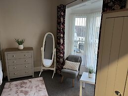 3 Bed Flat - Sleeps 6 - Parking - Wifi