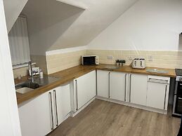 3 Bed Flat - Sleeps 6 - Parking - Wifi