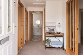 Apartment - 2 Bedrooms - Pet Friendly - Parking
