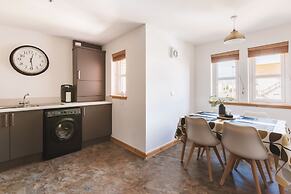 Apartment - 2 Bedrooms - Pet Friendly - Parking