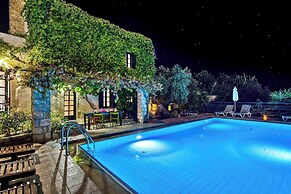 Dream 2 -traditional House With Pool To Share