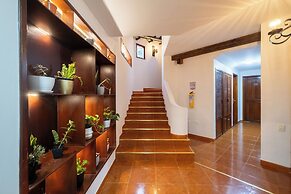 Hotel Chalet El Castillo by Majuva