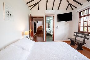 Hotel Chalet El Castillo by Majuva