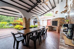 Hotel Chalet El Castillo by Majuva