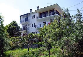 Paradeisos Flatlet With Garden View