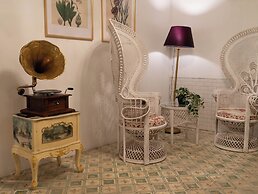 RoomQuest Baan Khun Phra The Iconic