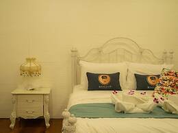RoomQuest Baan Khun Phra The Iconic