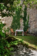 Rooms & Apartments Podsreda Castle
