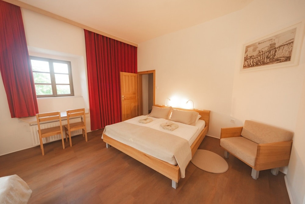 Rooms & Apartments Podsreda Castle
