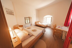 Rooms & Apartments Podsreda Castle