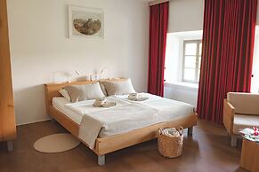 Rooms & Apartments Podsreda Castle