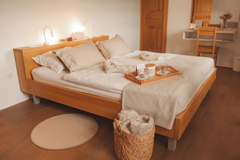 Rooms & Apartments Podsreda Castle