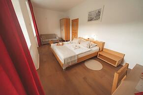 Rooms & Apartments Podsreda Castle