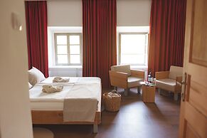 Rooms & Apartments Podsreda Castle