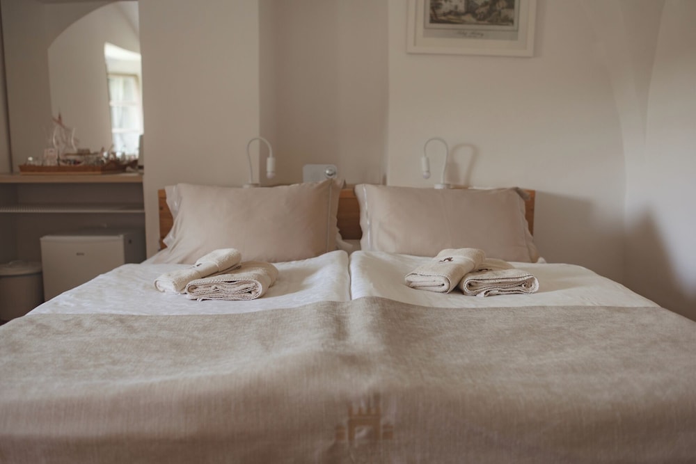 Rooms & Apartments Podsreda Castle