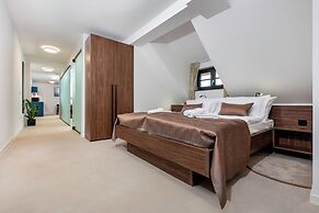 Rooms & Apartments Podsreda Castle