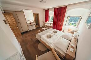 Rooms & Apartments Podsreda Castle