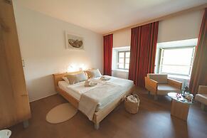 Rooms & Apartments Podsreda Castle