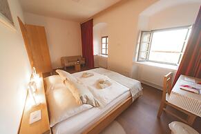 Rooms & Apartments Podsreda Castle