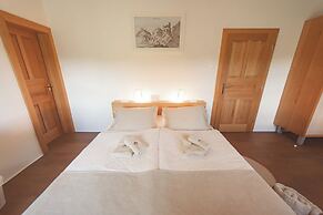 Rooms & Apartments Podsreda Castle