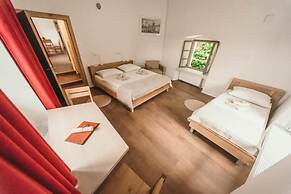 Rooms & Apartments Podsreda Castle