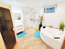 Wellness- Hottub & Sauna- Pet Friendly- Hiking