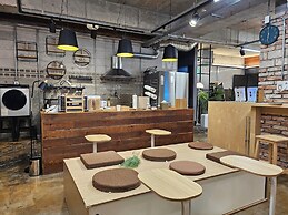 Travel Light Hostel