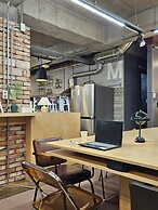 Travel Light Hostel