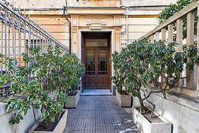Central & Cozy Apartment by Wonderful Italy