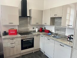 Barnstaple - Apartment- Sleeps 2 - Parking