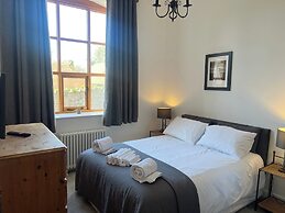 Barnstaple - Apartment- Sleeps 2 - Parking
