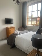Barnstaple - Apartment- Sleeps 2 - Parking