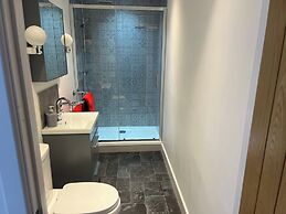 Barnstaple - Apartment- Sleeps 2 - Parking